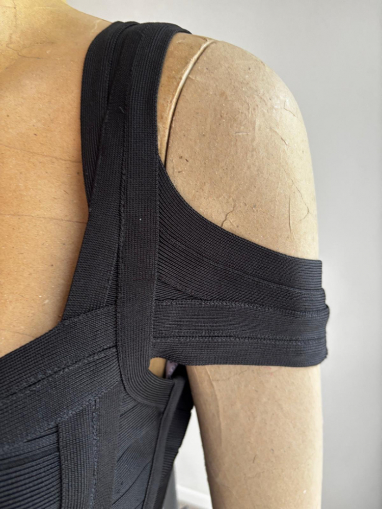 Herve Leger Enganliegendes schwarzes Kleid