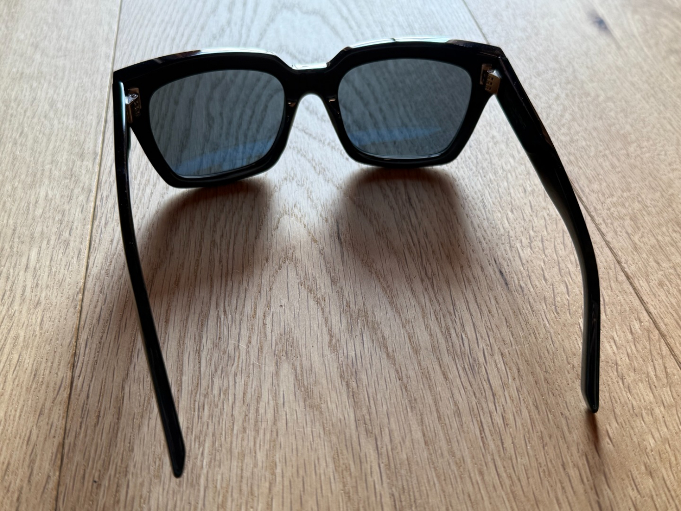 Saint Laurent Lunettes de soleil noires 001 audacieuses et classiques !