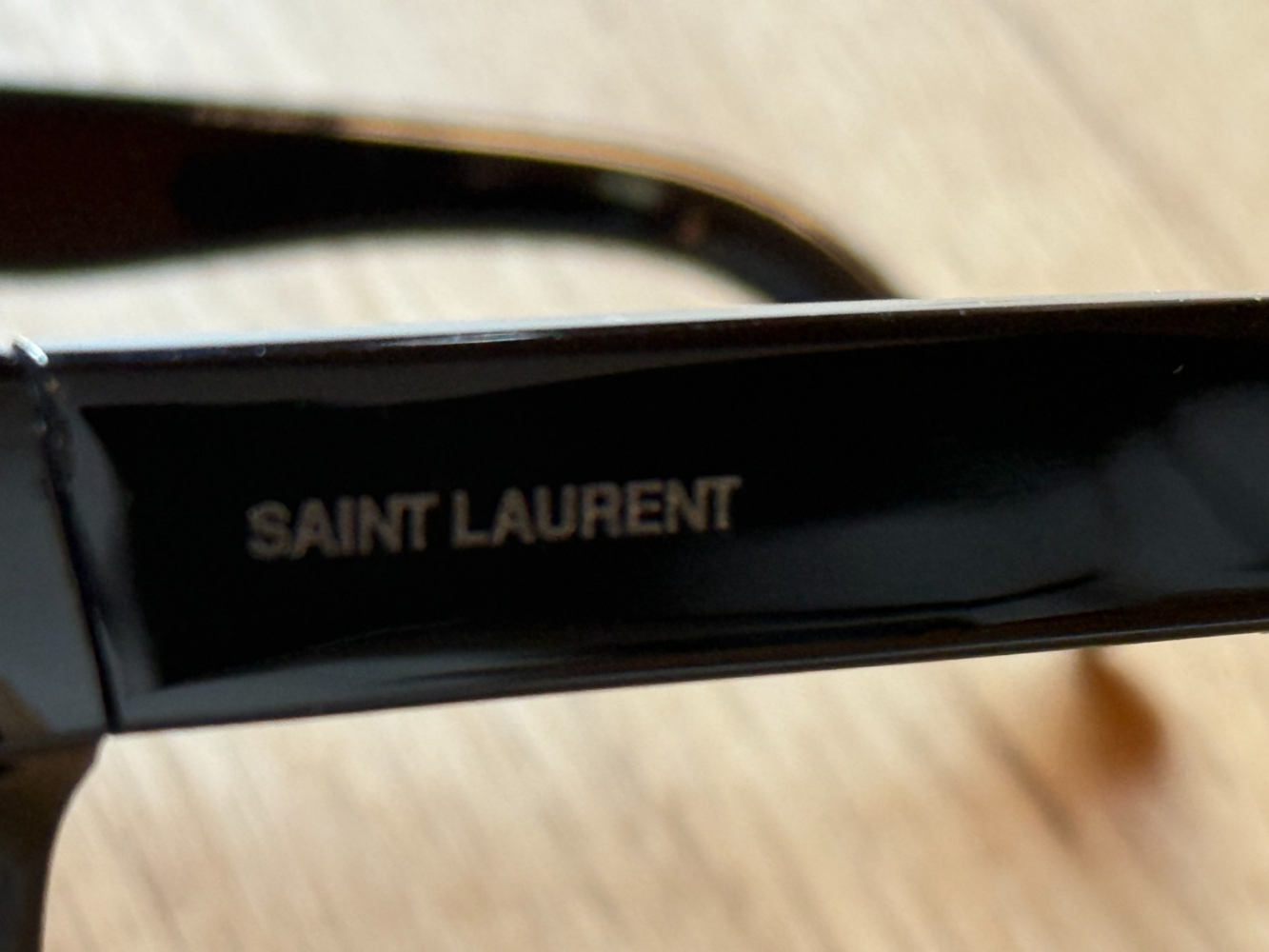 Saint Laurent Lunettes de soleil noires 001 audacieuses et classiques !