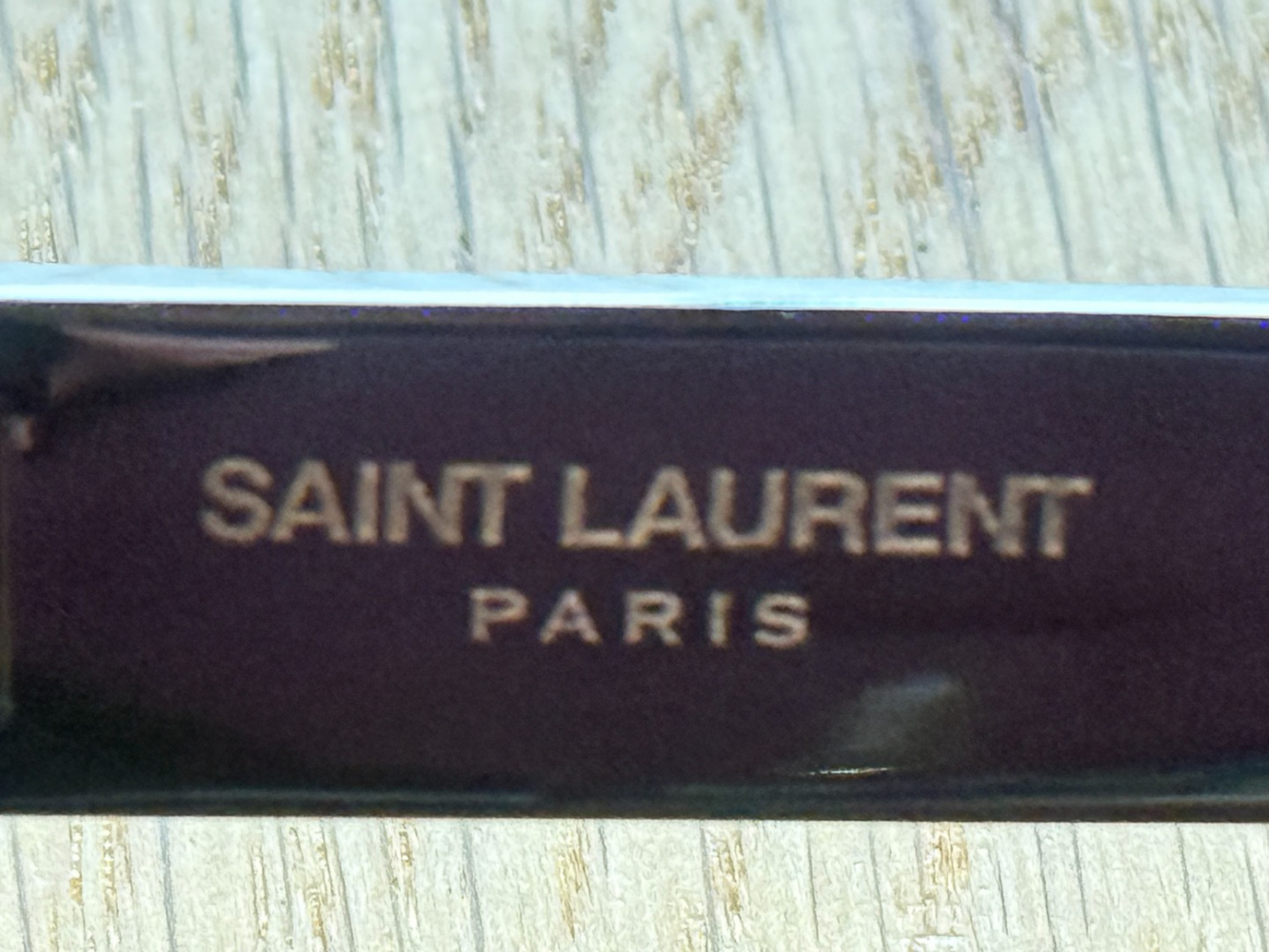 Saint Laurent Lunettes de soleil noires 001 audacieuses et classiques !