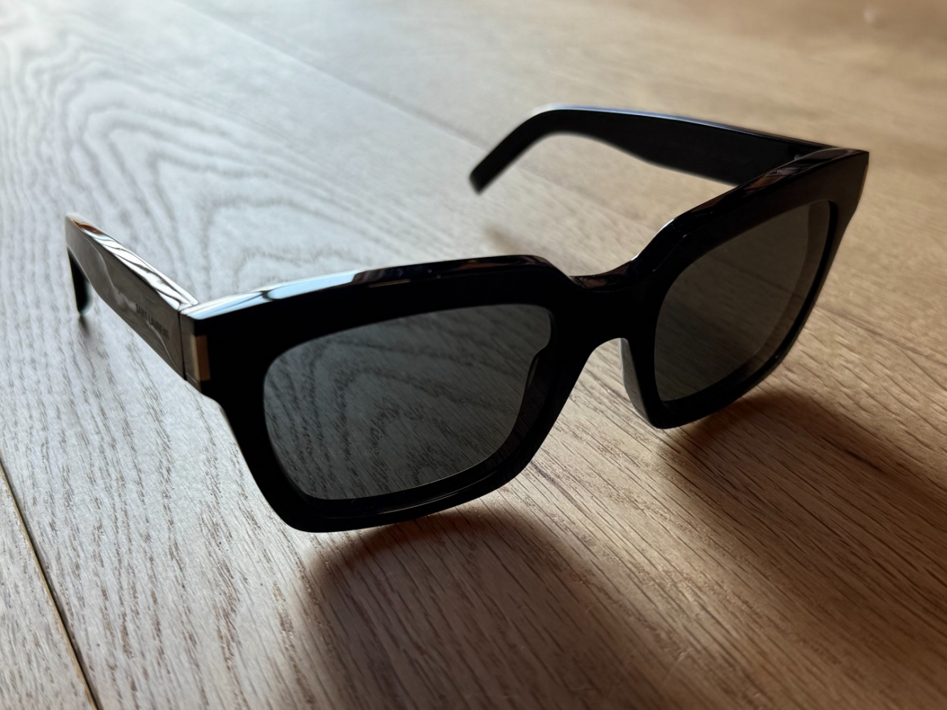 Saint Laurent Lunettes de soleil noires 001 audacieuses et classiques !