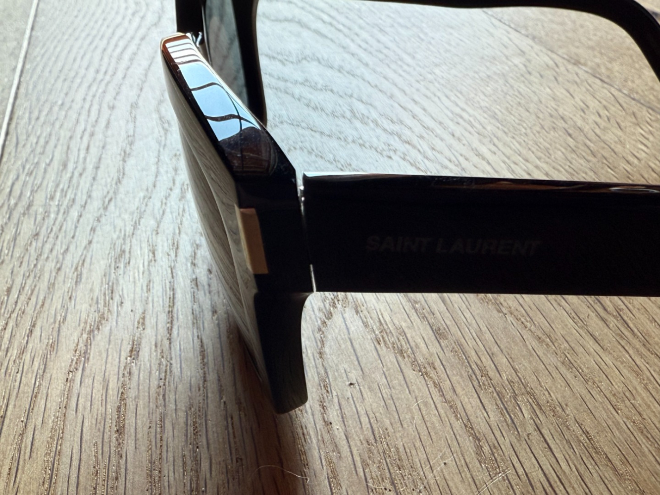 Saint Laurent Lunettes de soleil noires 001 audacieuses et classiques !
