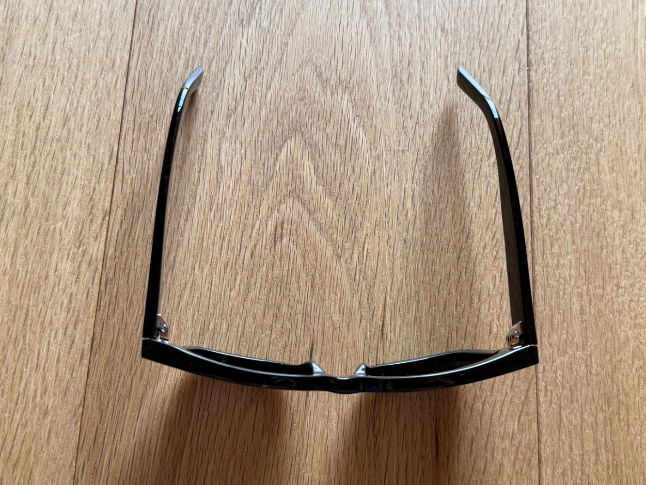 Saint Laurent Lunettes de soleil noires 001 audacieuses et classiques !