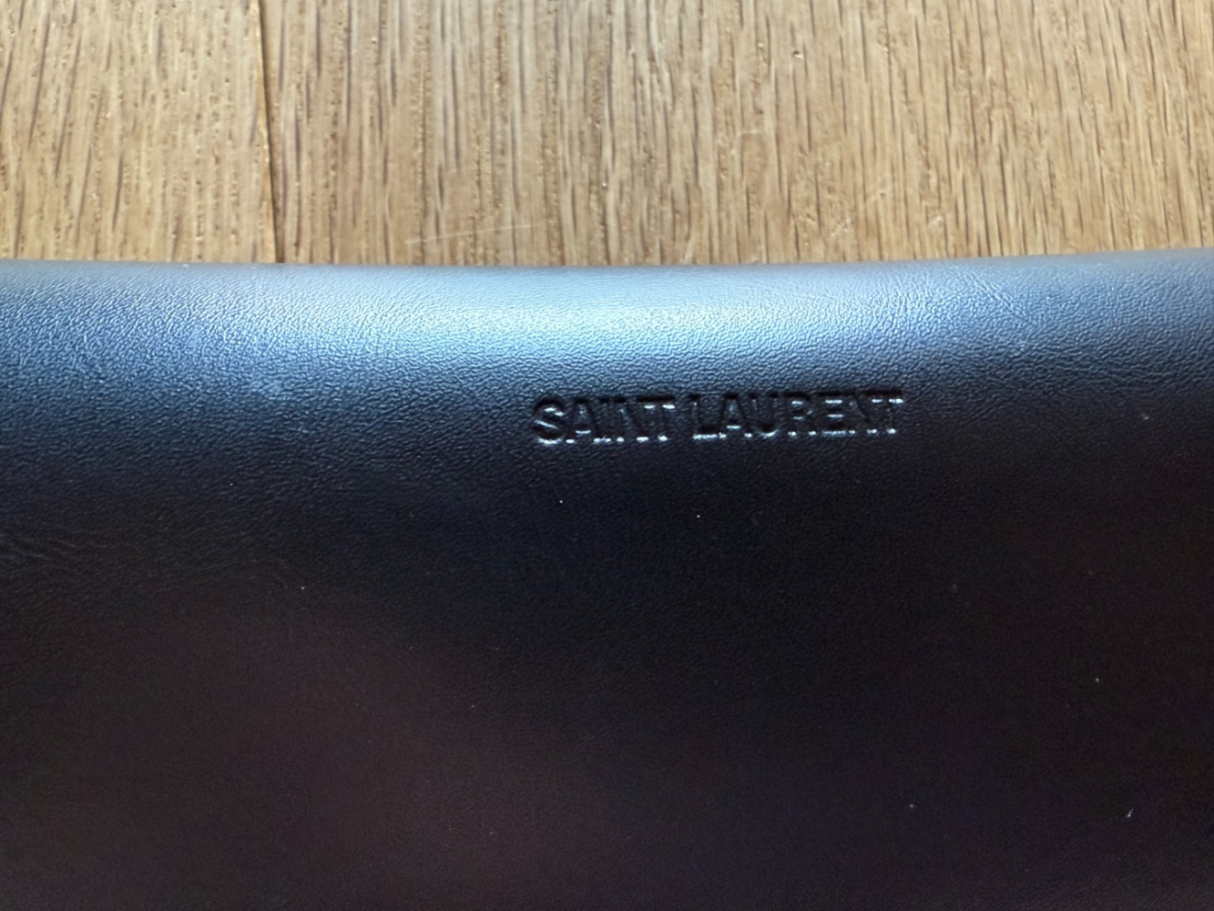 Saint Laurent Lunettes de soleil noires 001 audacieuses et classiques !