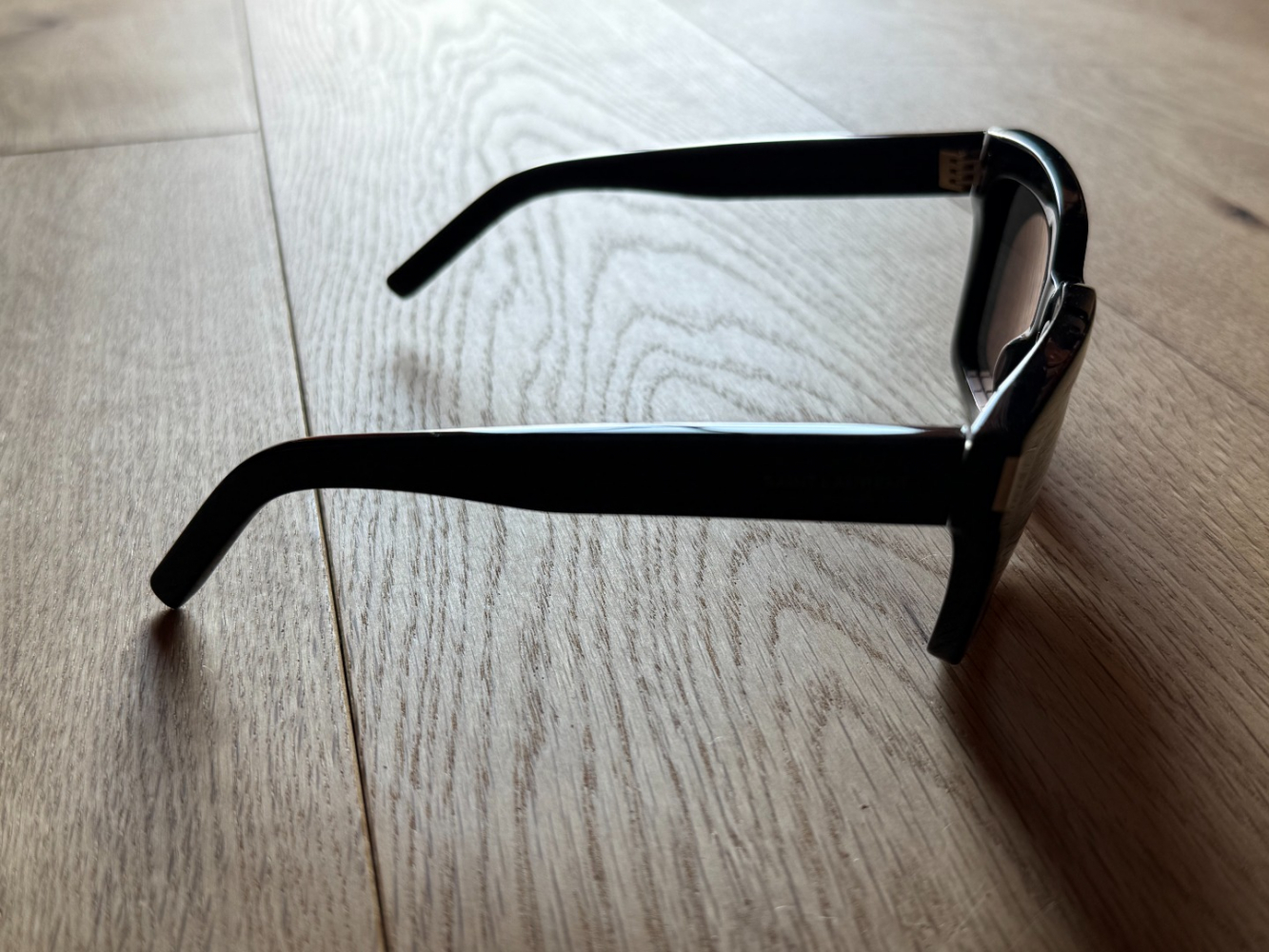 Saint Laurent Lunettes de soleil noires 001 audacieuses et classiques !