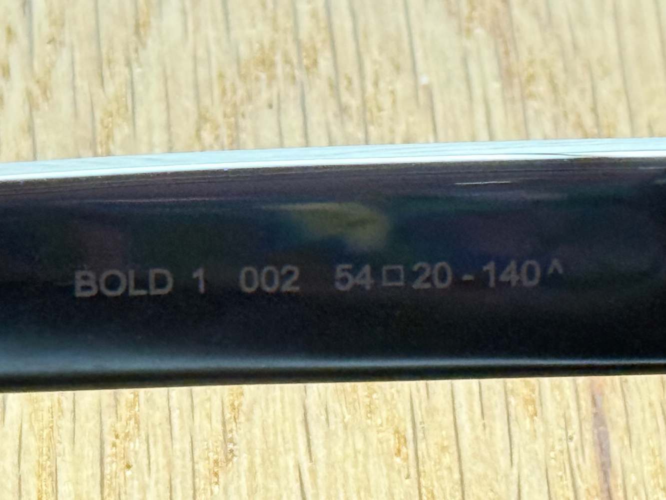 Saint Laurent Lunettes de soleil noires 001 audacieuses et classiques !