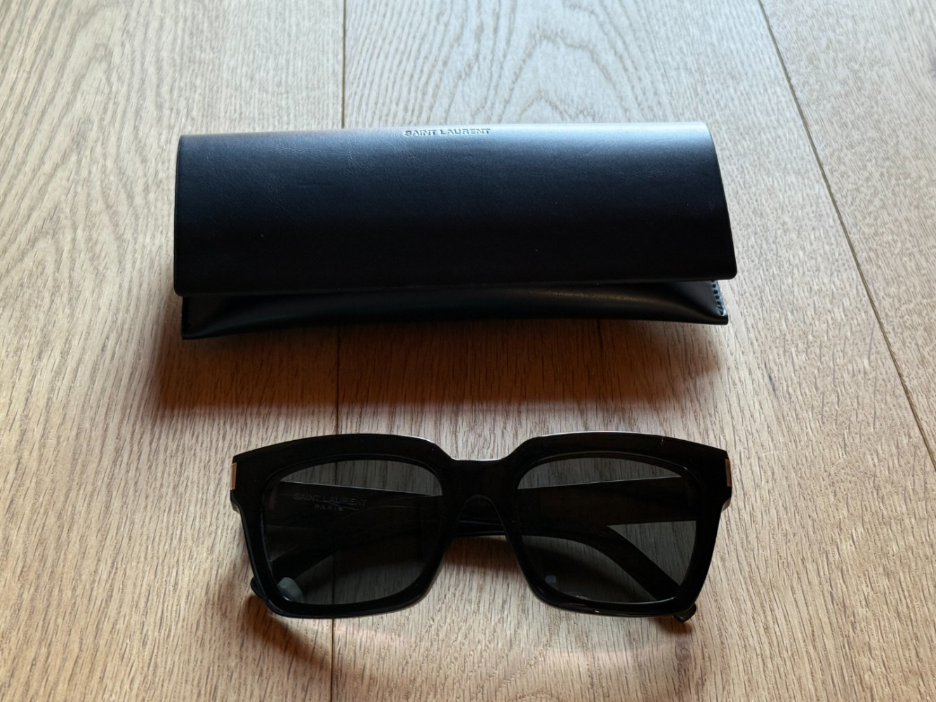 Saint Laurent Lunettes de soleil noires 001 audacieuses et classiques !