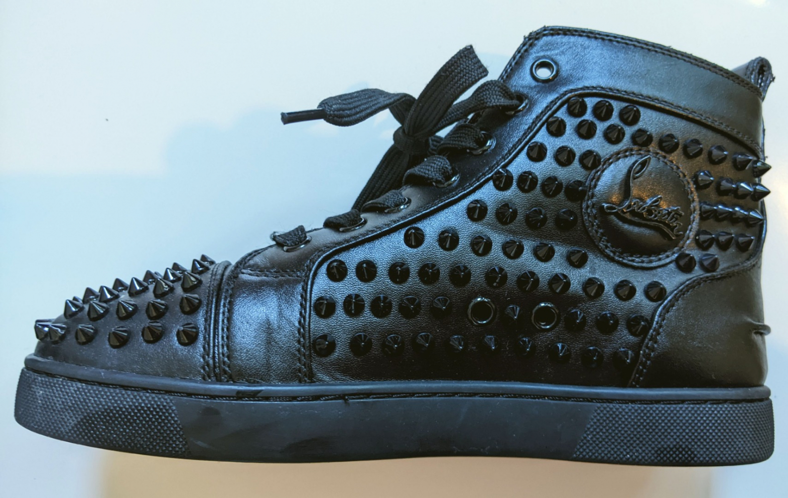 Christian Louboutin Schwarze Sneakers aus Leder und Spikes 37