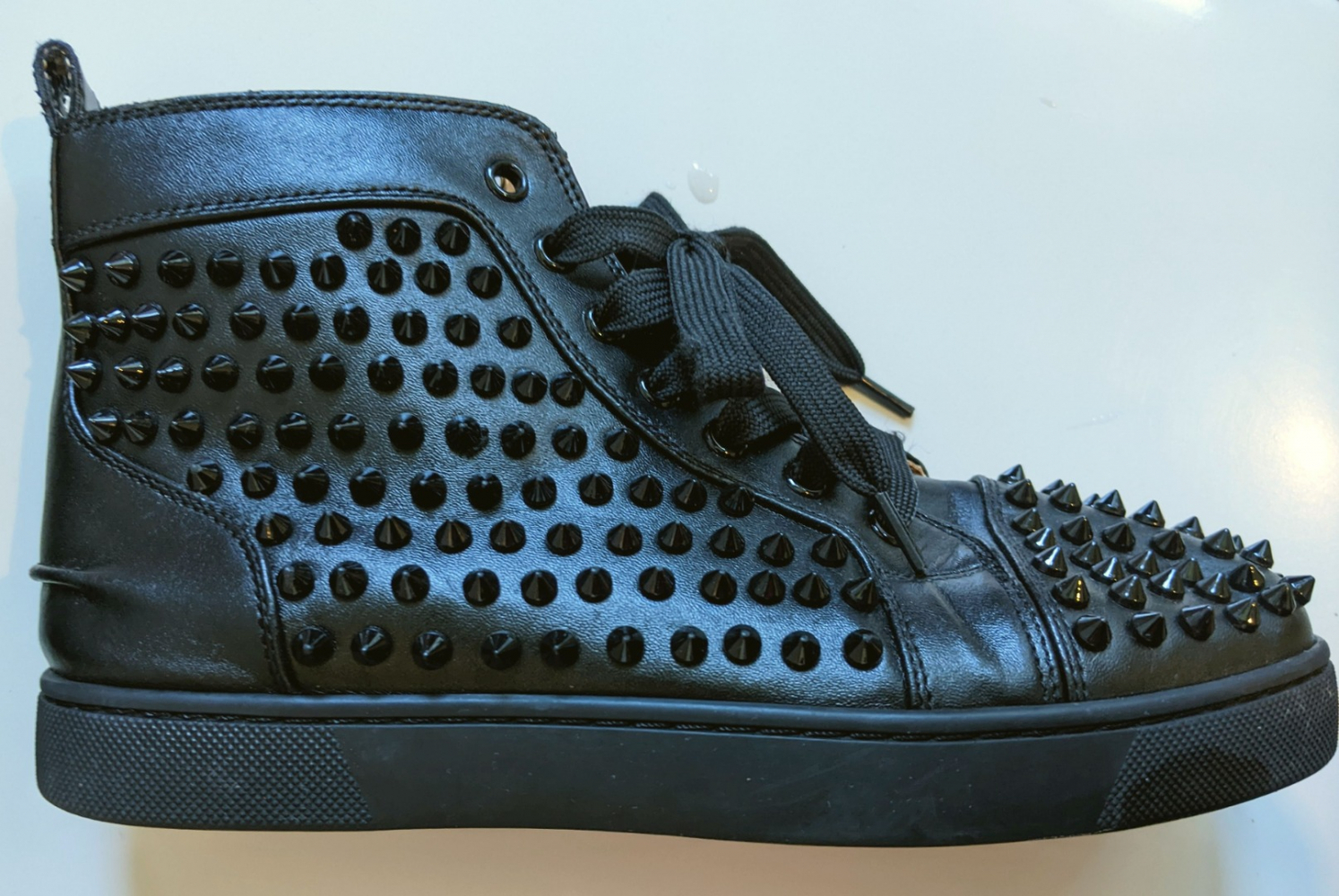 Christian Louboutin Schwarze Sneakers aus Leder und Spikes 37
