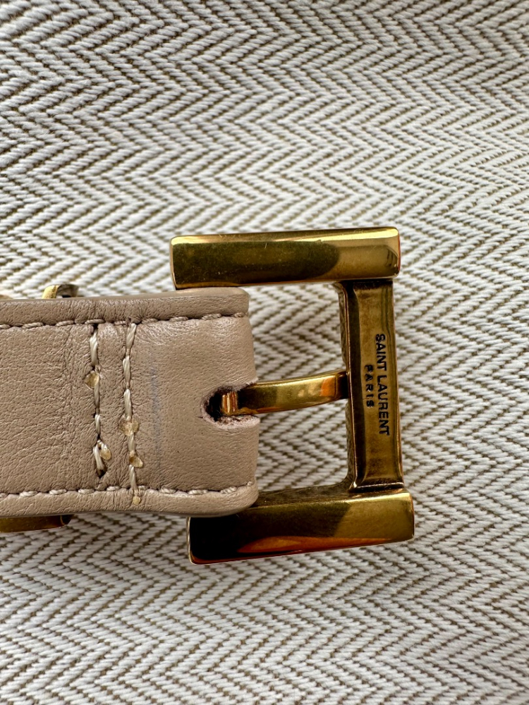 Yves Saint Laurent CEINTURE CASSANDRE FINE AVEC BOUCLE CARREE EN BOITE SAINT LAURENT CUIR