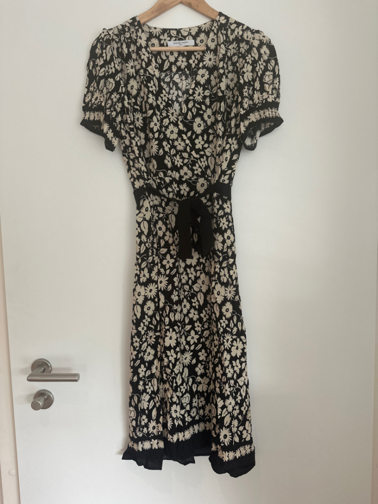 Gerard Darel Midikleid schwarz mit beigem Blumenmuster