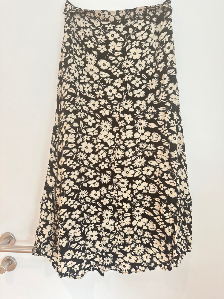 Gerard Darel Schwarzer Midirock mit beigen Blumen