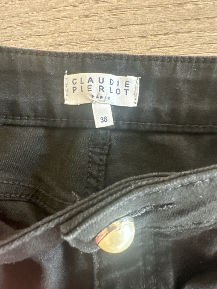 Claudie Pierlot Schwarze Röhrenjeans mit Perlenknopf