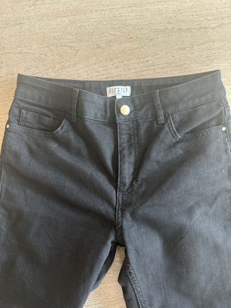 Claudie Pierlot Schwarze Röhrenjeans mit Perlenknopf