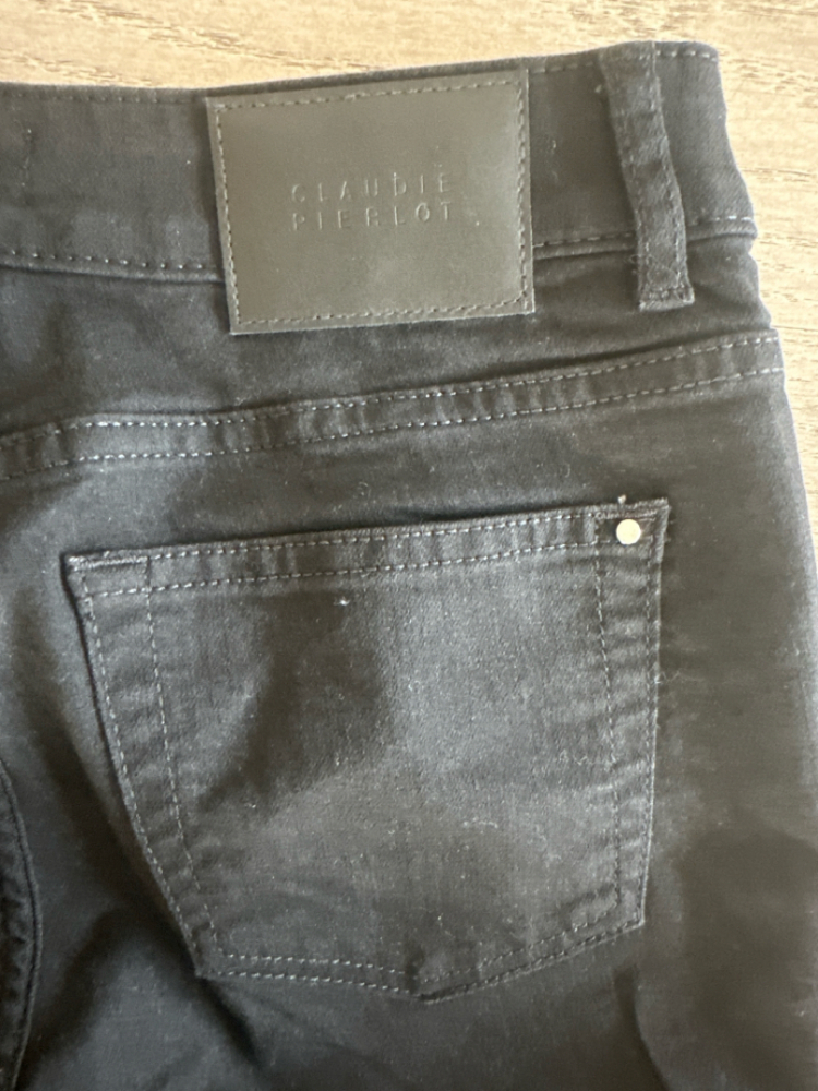 Claudie Pierlot Schwarze Röhrenjeans mit Perlenknopf