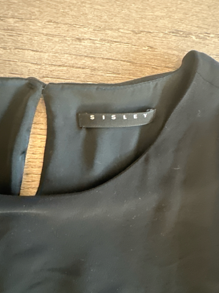 Sisley Fließendes schwarzes Kleid