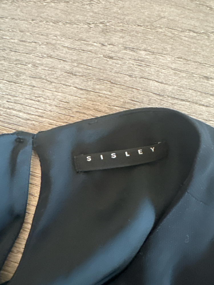 Sisley Fließendes schwarzes Kleid