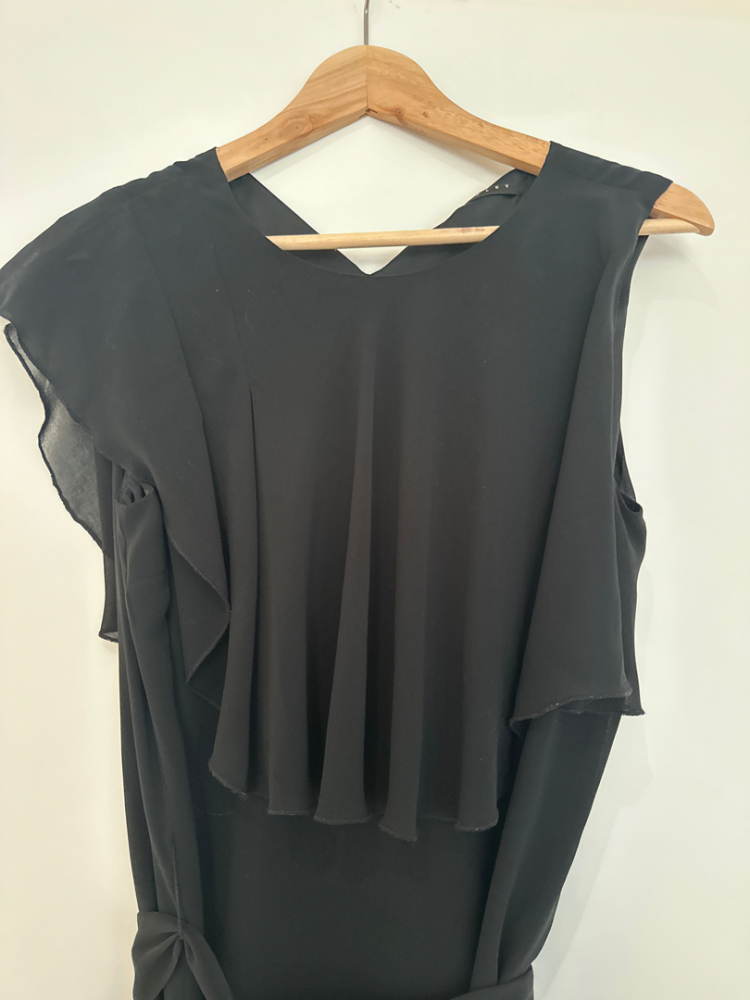 Sisley Fließendes schwarzes Kleid