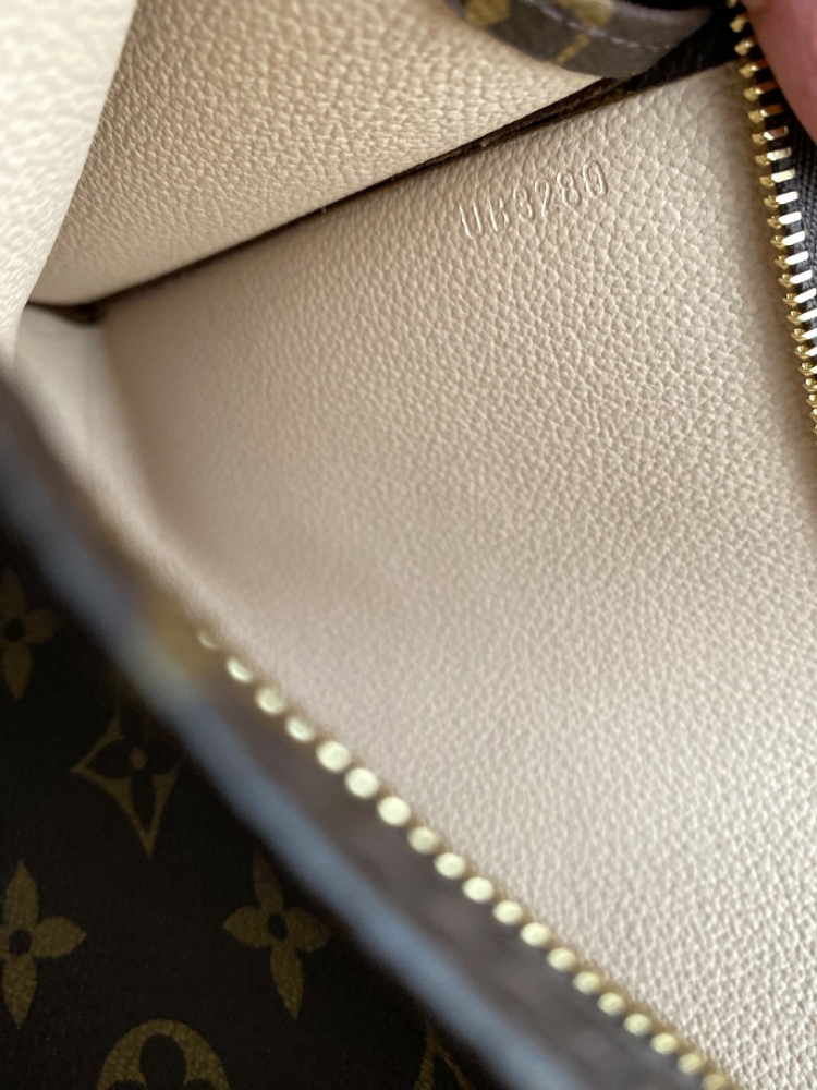 Louis Vuitton LV Toiletry 19