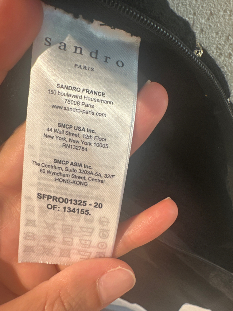 Sandro Elegantes schwarzes Kleid mit goldenen Knöpfen