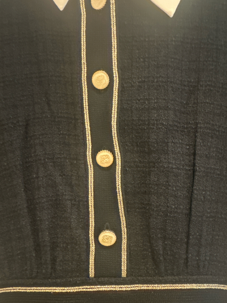 Sandro Elegantes schwarzes Kleid mit goldenen Knöpfen