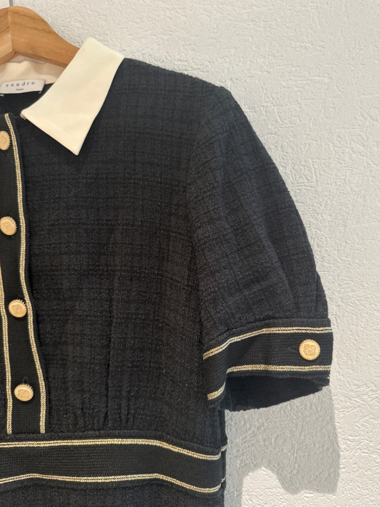 Sandro Elegantes schwarzes Kleid mit goldenen Knöpfen