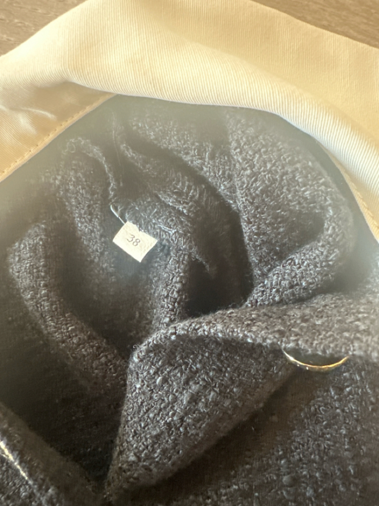 Sandro Elegantes schwarzes Kleid mit goldenen Knöpfen