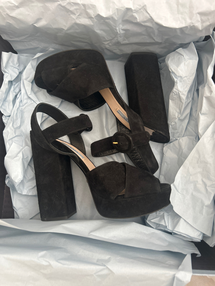 Prada Schuhe mit hohen Absätzen