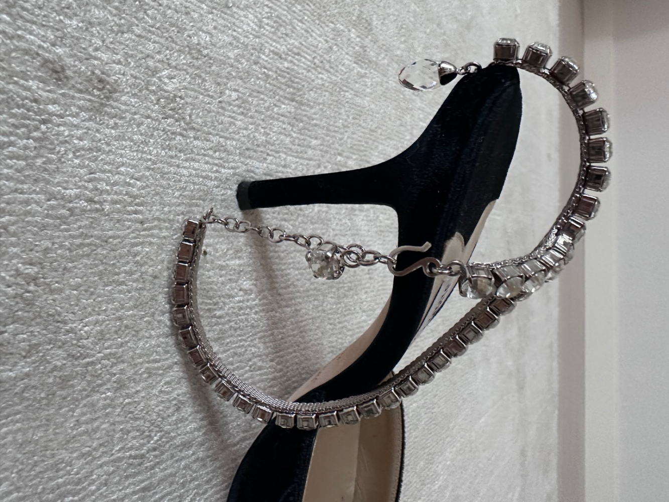 Jimmy Choo Escarpins en daim noir avec ornements en cristal 85