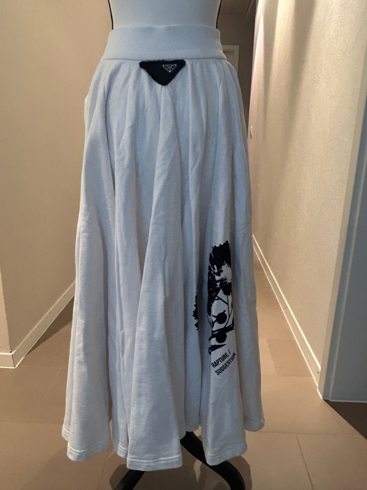 Prada Weißer Rock mit schwarzen Motiven