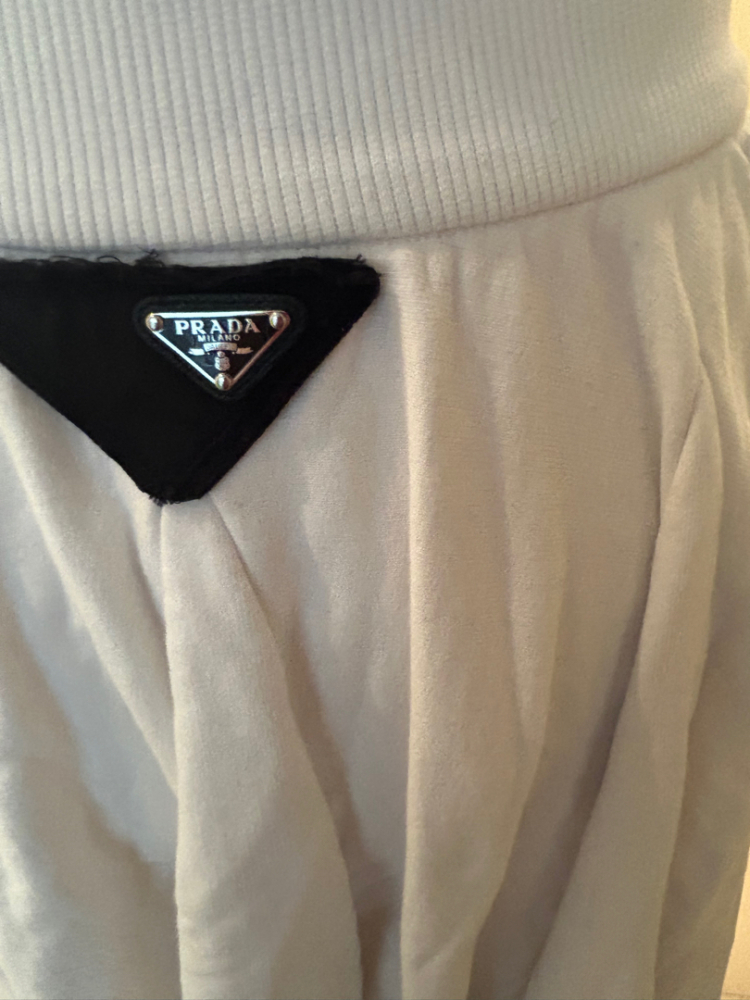 Prada Weißer Rock mit schwarzen Motiven