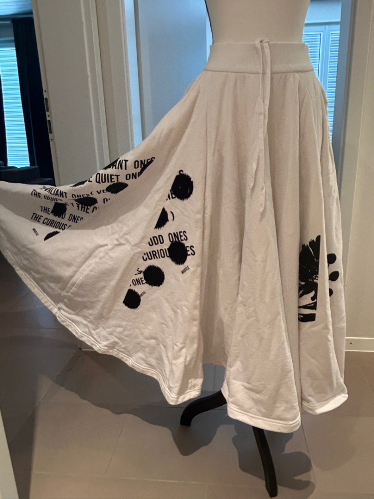 Prada Weißer Rock mit schwarzen Motiven