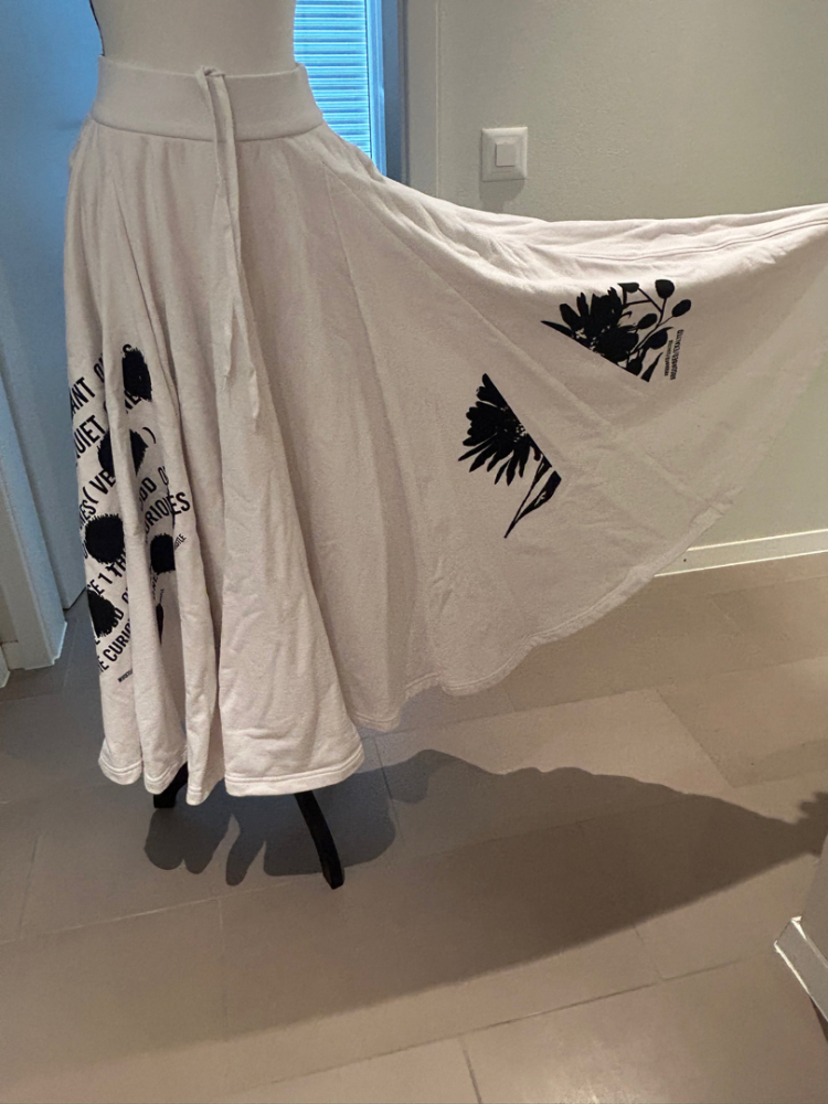 Prada Weißer Rock mit schwarzen Motiven