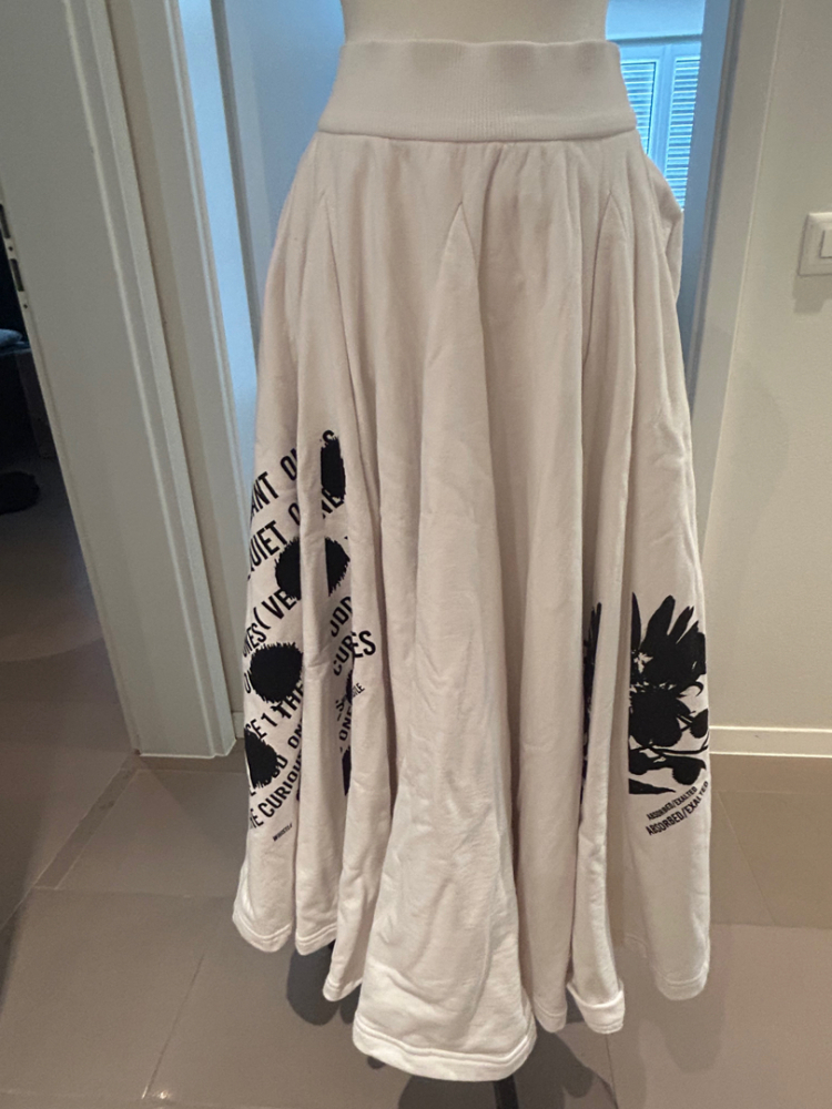 Prada Weißer Rock mit schwarzen Motiven