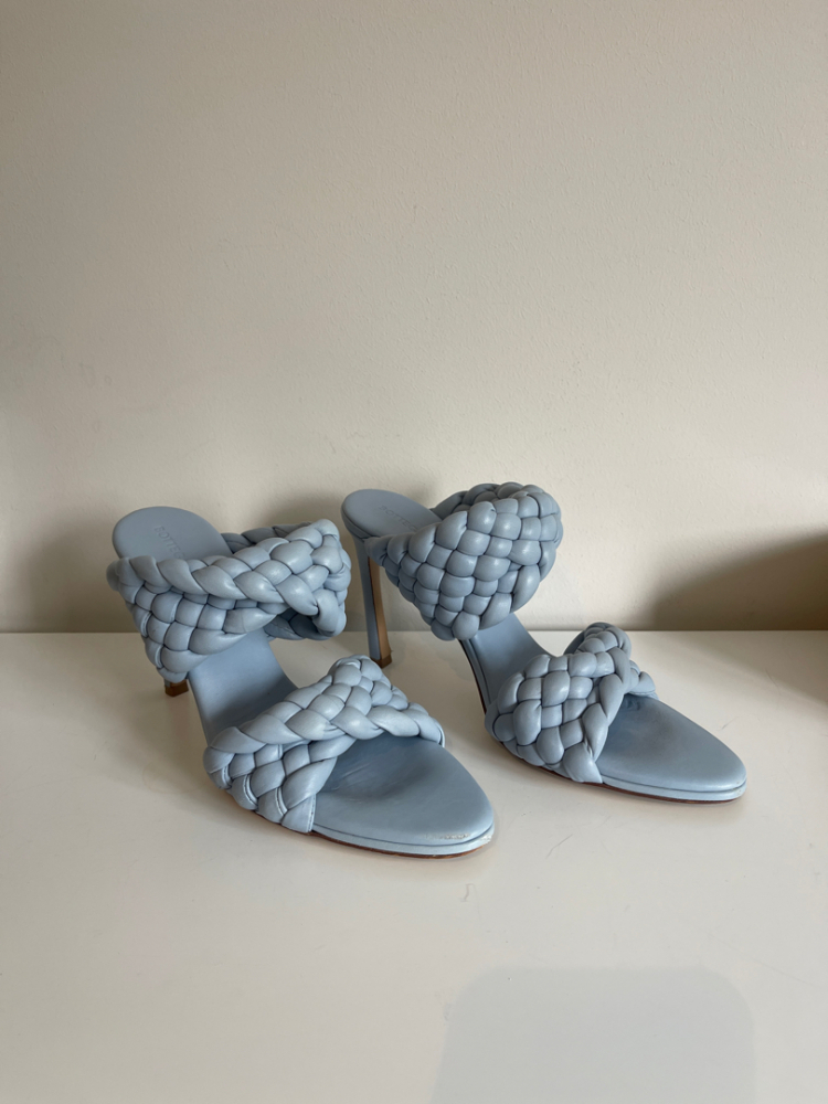 Bottega Veneta Geflochtene Sandalen in Babyblau