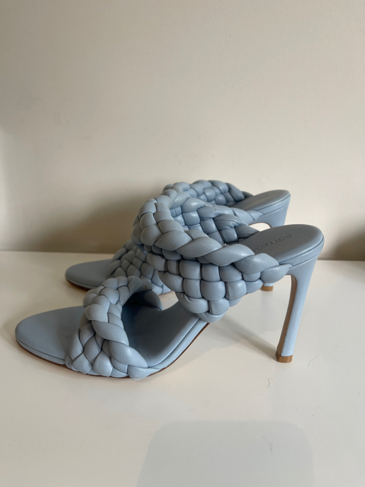 Bottega Veneta Geflochtene Sandalen in Babyblau