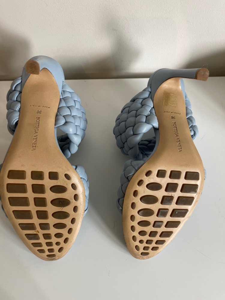 Bottega Veneta Geflochtene Sandalen in Babyblau