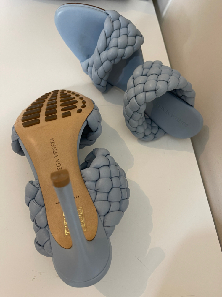 Bottega Veneta Geflochtene Sandalen in Babyblau