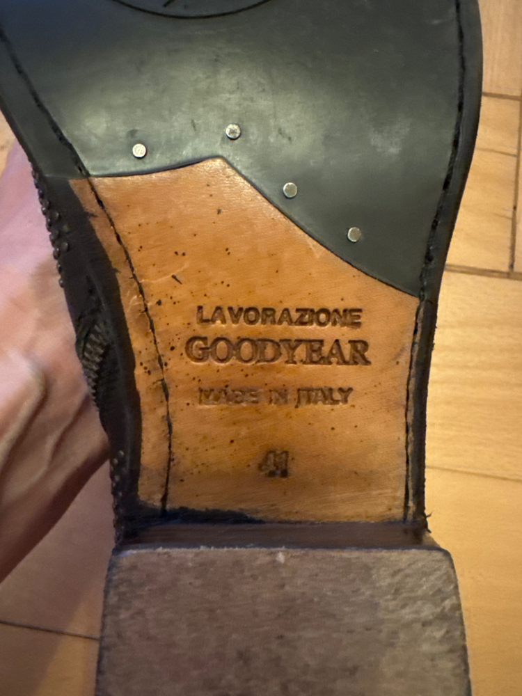 Fiorentini + Baker Bottine avec petits clous en laiton bruni.