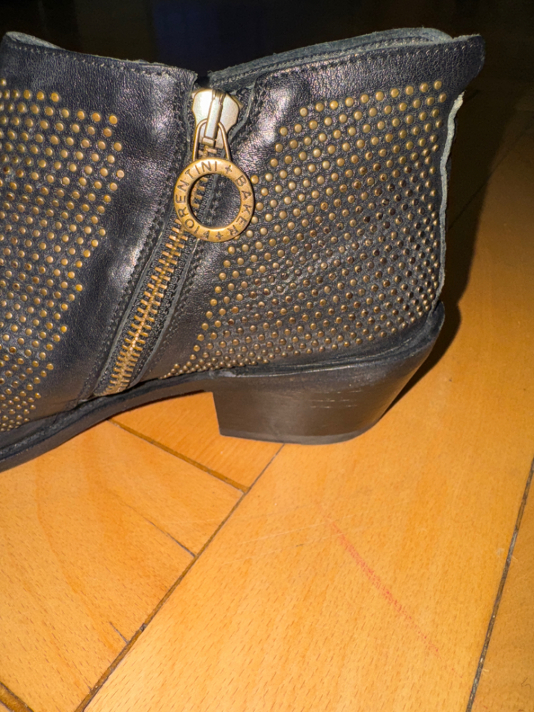 Fiorentini + Baker Bottine avec petits clous en laiton bruni.