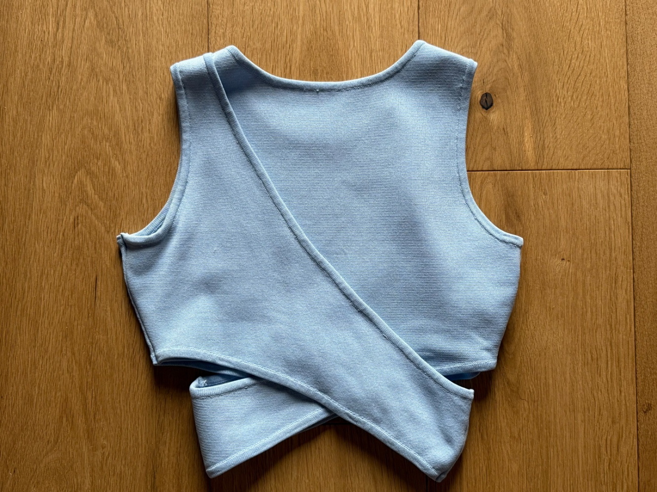 Jonathan Simkhai Crop Top aus Wickelstrick!