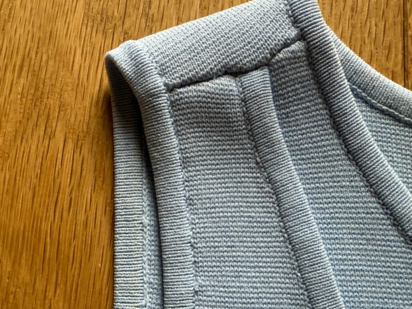 Jonathan Simkhai Crop Top aus Wickelstrick!