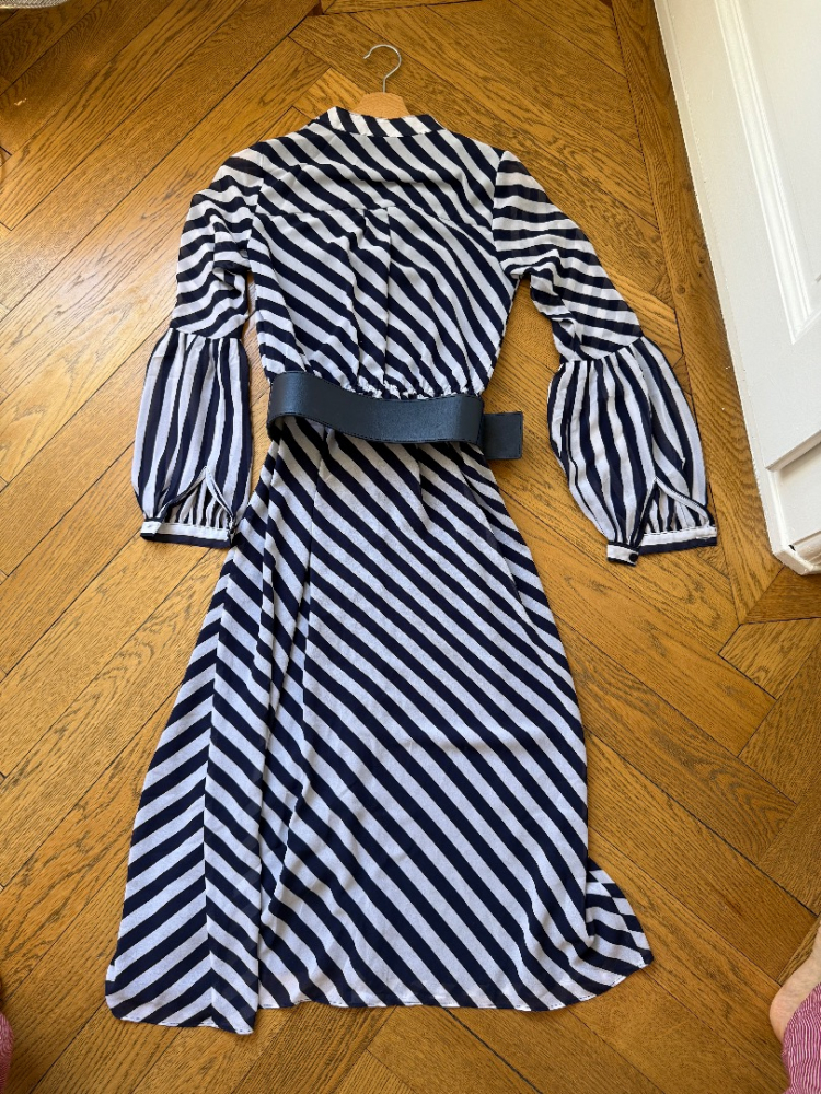 Michael Kors Gestreiftes Kleid mit Ledergürtel