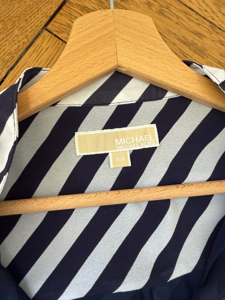 Michael Kors Gestreiftes Kleid mit Ledergürtel