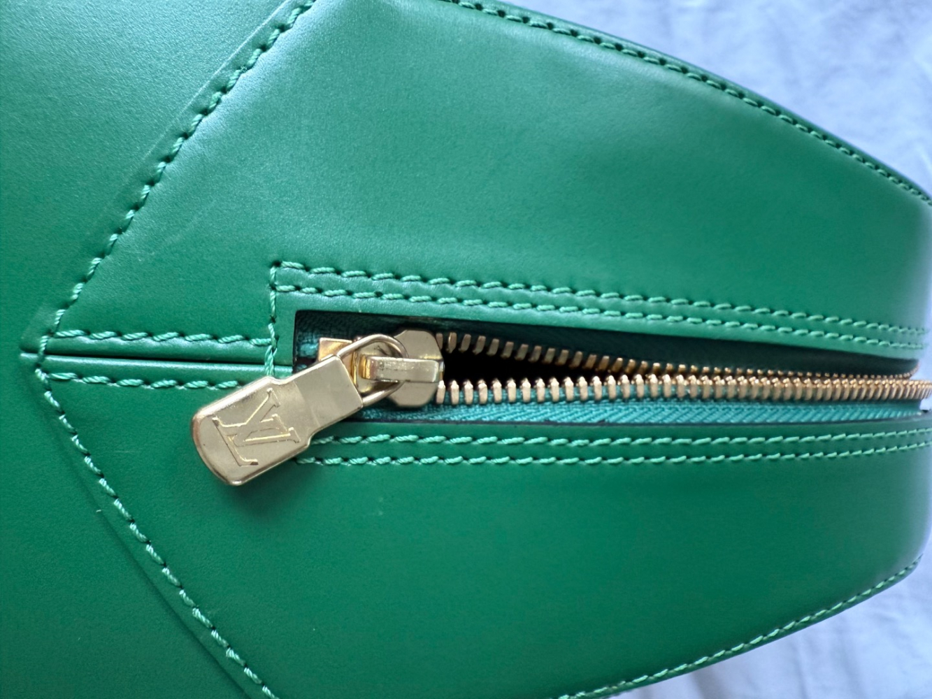 Louis Vuitton Alma moyen