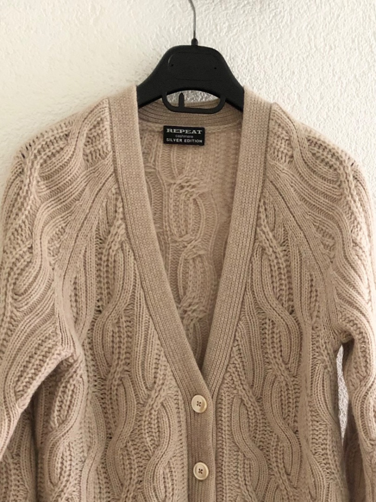 Repeat Strickjacke mit Zopfmuster Silver Edition