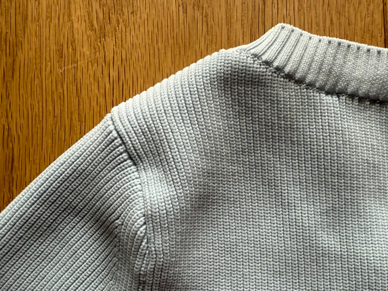 Helmut Lang Tee-shirt bleu marine à côtes !