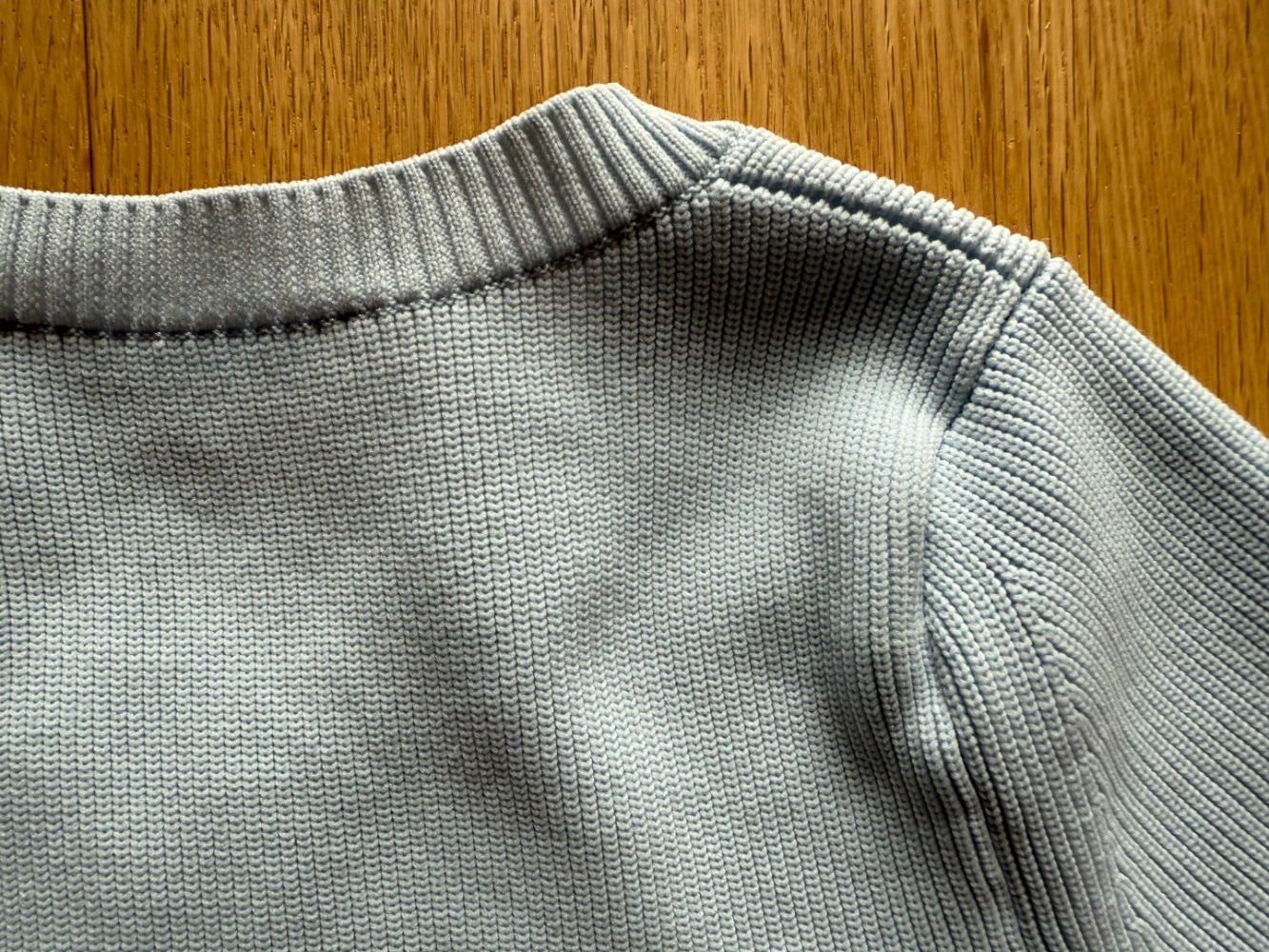 Helmut Lang Tee-shirt bleu marine à côtes !