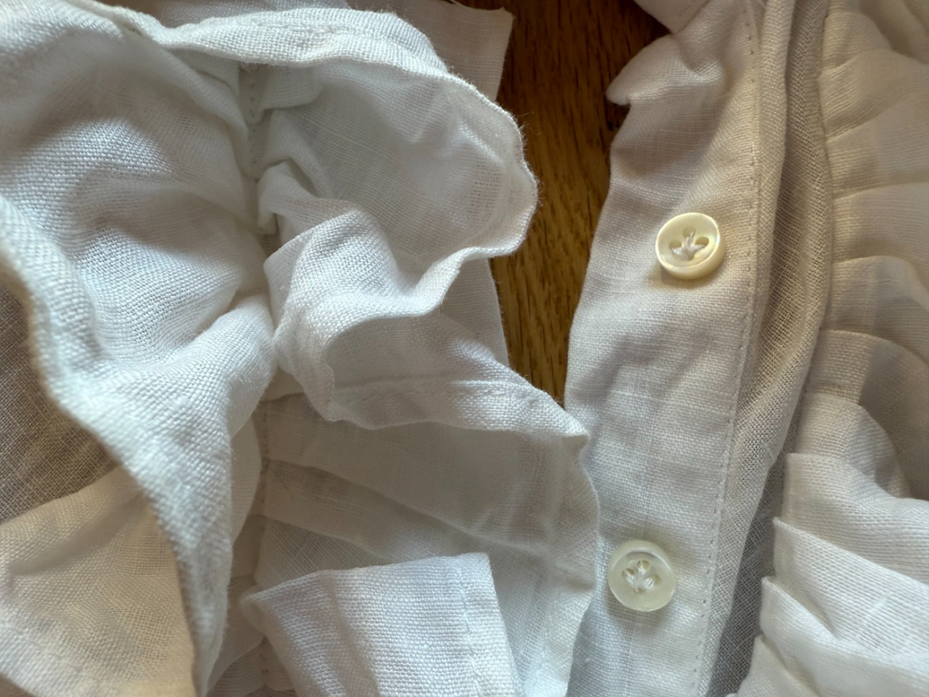 100% Capri Magnifique dos nu en lin à volants, par 100% Capri