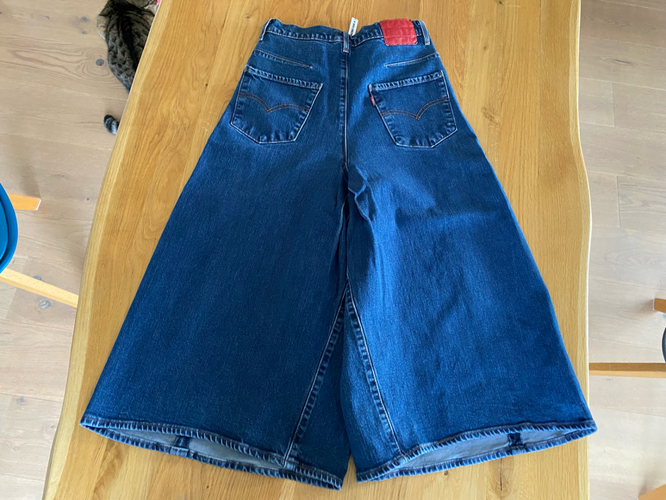 Levi's Jean court et large